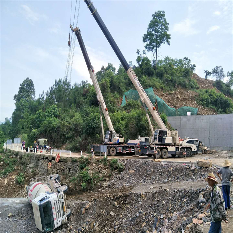 金沙汽车掉沟里叫吊车救援要多少钱
